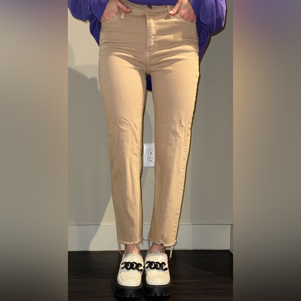 Lightly worn, very comfortable tan women’s jeans!